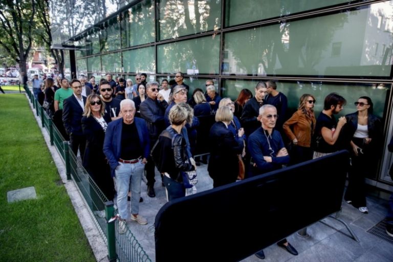 Χιλιάδες άνθρωποι στο λαϊκό προσκύνημα της σορού του Τζόρτζιο Αρμάνι στο Μιλάνο -Τι λέει ο δήμαρχος της πόλης
