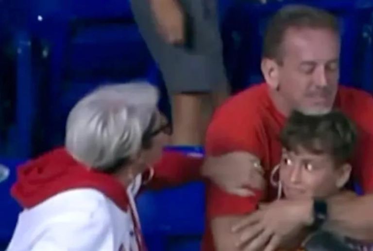 Σάλος σε αγώνα μπέιζμπολ: Γυναίκα μετά από διαμάχη πήρε την μπάλα που είχε πιάσει πατέρας για τον γιό του