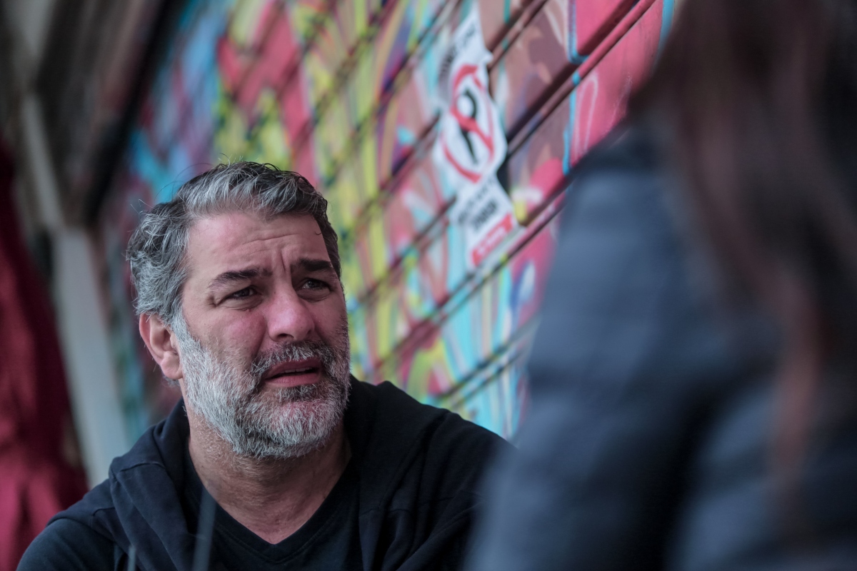 Μπισμπίκης: «Μου έφυγε το τιμόνι και προκάλεσα ζημιά σε παρκαρισμένα αυτοκίνητα» – Νέα δήλωση του ηθοποιού