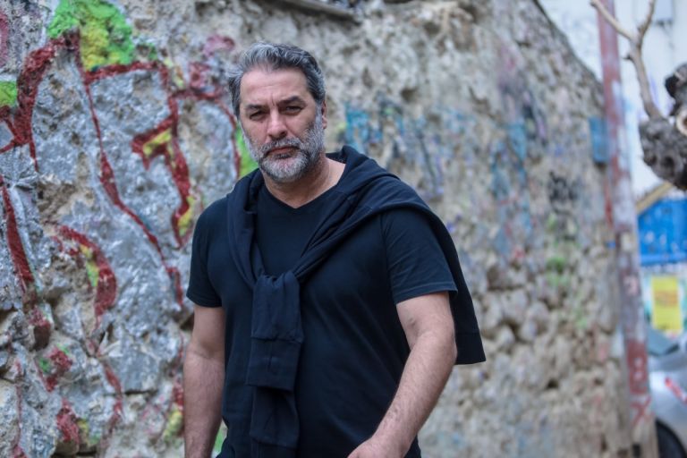 Παρουσιάστηκε στη Τροχαία ο Μπισμπίκης–Τον αναζητούσαν γιατί προκάλεσε ζημιές σε σταθμευμένα αυτοκίνητα