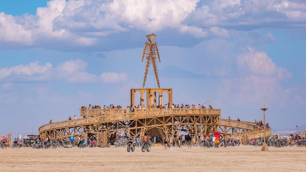 Burning Man 2025: Ένα φεστιβάλ άγριας τέχνης και τραγωδίας στην έρημο