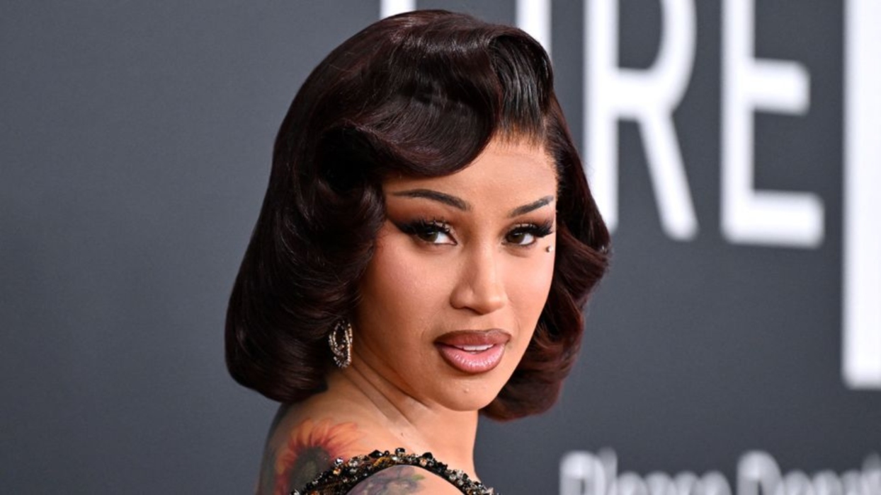 Cardi B σπάει ρεκόρ Γκίνες με 176 παραδόσεις άλμπουμ μέσω drones