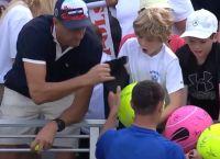 US Open: Αντιδράσεις για τον θεατή που άρπαξε καπέλο από παιδί – «Έτσι είναι η ζωή», απάντησε προκλητικά US Open: Αντιδράσεις για τον θεατή που άρπαξε καπέλο από παιδί – «Έτσι είναι η ζωή», απάντησε προκλητικά