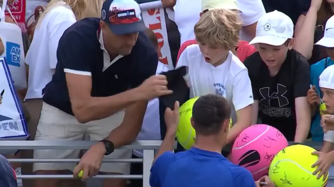 US Open: Αντιδράσεις για τον θεατή που άρπαξε καπέλο από παιδί – «Έτσι είναι η ζωή», απάντησε προκλητικά