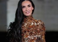 Ντέμι Μουρ: Η εμβληματική εμφάνιση ως Barbara Gucci στην ταινία του οίκου για την Εβδομάδα Μόδας του Μιλάνου Ντέμι Μουρ: Η εμβληματική εμφάνιση ως Barbara Gucci στην ταινία του οίκου για την Εβδομάδα Μόδας του Μιλάνου