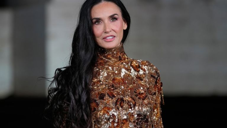 Ντέμι Μουρ: Η εμβληματική εμφάνιση ως Barbara Gucci στην ταινία του οίκου για την Εβδομάδα Μόδας του Μιλάνου