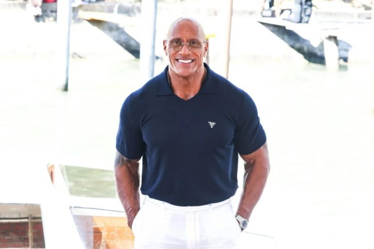 «The Rock» όπως δεν τον έχετε ξαναδεί: Ο Τζόνσον αγνώριστος μετά την απώλεια 27 κιλών για τη νέα του ταινία