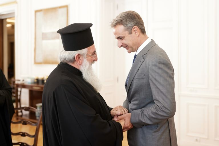 Συνάντηση Μητσοτάκη – Αρχιεπισκόπου Κρήτης Ευγενίου στο Μαξίμου: Στενή συνεργασία σε θερμό κλίμα