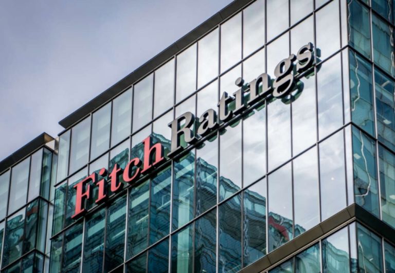 Fitch: Υποβάθμισε την πιστοληπτική ικανότητα της Γαλλίας – Το δημόσιο χρέος εκτός ελέγχου έως το 2027