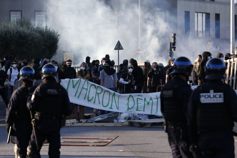 Κύμα κοινωνικής οργής στη Γαλλία: Το κίνημα «Μπλοκάρουμε τα Πάντα» σαρώνει τις πόλεις