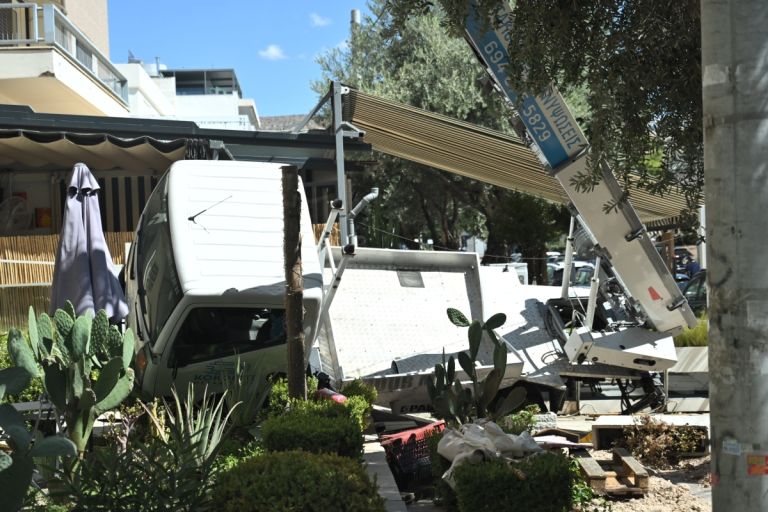 Γερανοφόρο όχημα έπεσε επάνω σε καφετέρια στη Γλυφάδα