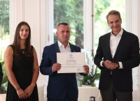 Μητσοτάκης: Τίμησε με πολιτογράφηση τον Γκόγκα Λεντιάν που είχε βουτήξει στον Άραχθο για να σώσει τα παιδιά Μητσοτάκης: Τίμησε με πολιτογράφηση τον Γκόγκα Λεντιάν που είχε βουτήξει στον Άραχθο για να σώσει τα παιδιά