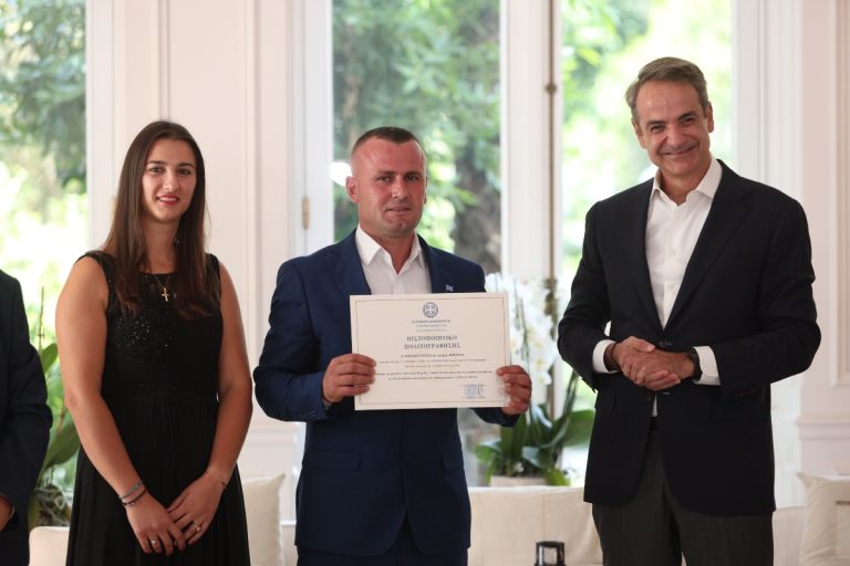 Μητσοτάκης: Τίμησε με πολιτογράφηση τον Γκόγκα Λεντιάν που είχε βουτήξει στον Άραχθο για να σώσει τα παιδιά