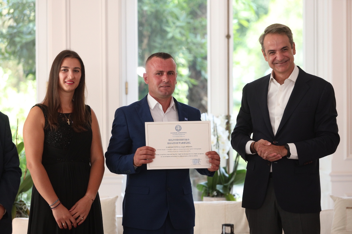 Μητσοτάκης: Τίμησε με πολιτογράφηση τον Γκόγκα Λεντιάν που είχε βουτήξει στον Άραχθο για να σώσει τα παιδιά