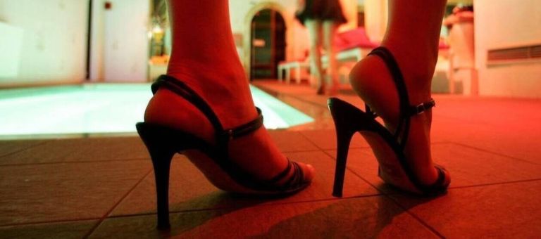Συνελήφθη παραγωγός ταινιών πορνό για σωματεμπορία, βιασμό και διακίνηση ναρκωτικών