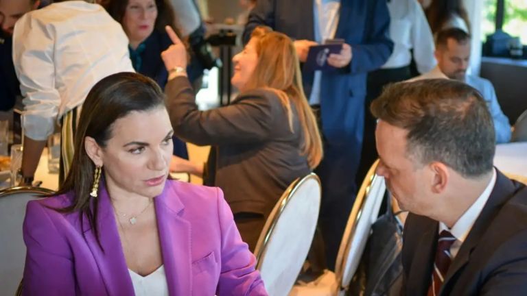 Κεφαλογιάννη –Δούκας: Συνεχίζεται ο «καβγάς» για τα υβριστικά γκράφιτι στην Αθήνα κατά του Ισραήλ