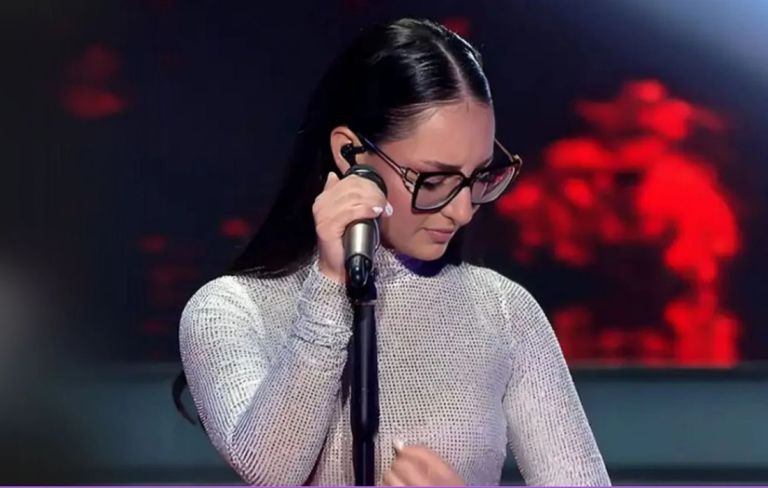 The Voice: Η Klavdia συγκίνησε την Έλενα Παπαρίζου με μια ανατρεπτική εμφάνιση [vid]
