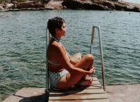 Η Ταμίλα Κουλίεβα ποζάρει με μαγιό και αποχαιρετά το καλοκαίρι [pics]