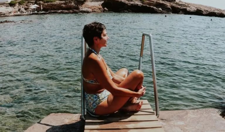Η Ταμίλα Κουλίεβα ποζάρει με μαγιό και αποχαιρετά το καλοκαίρι [pics]