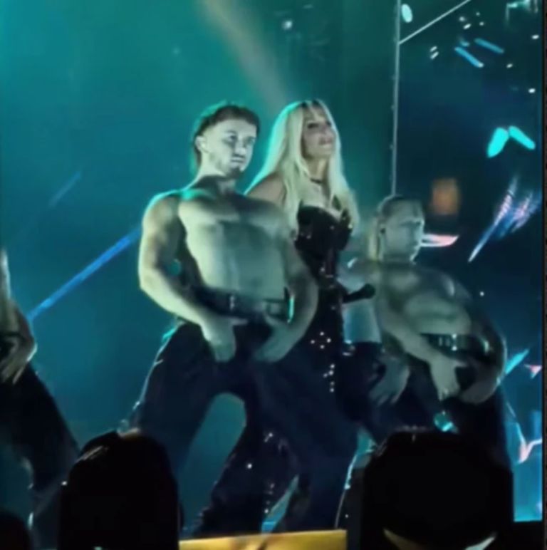 Άννα Βίσση: Ο χορευτής που έγινε viral στη συναυλία της στο Καλλιμάρμαρο [vid]
