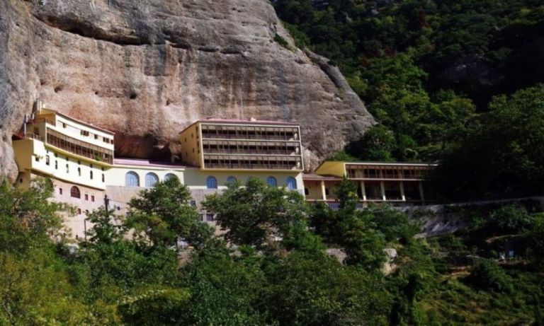 Καλάβρυτα: Χειροπέδες στον ηγούμενο του Μεγάλου Σπηλαίου για απόπειρα πώλησης κειμηλίων