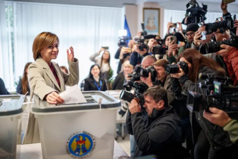 Εκλογές στη Μολδαβία: Κατηγορίες για εξαγορά ψήφων από τη Ρωσία και σχέδια βίας–«Μάχη για το μέλλον στην ΕΕ»