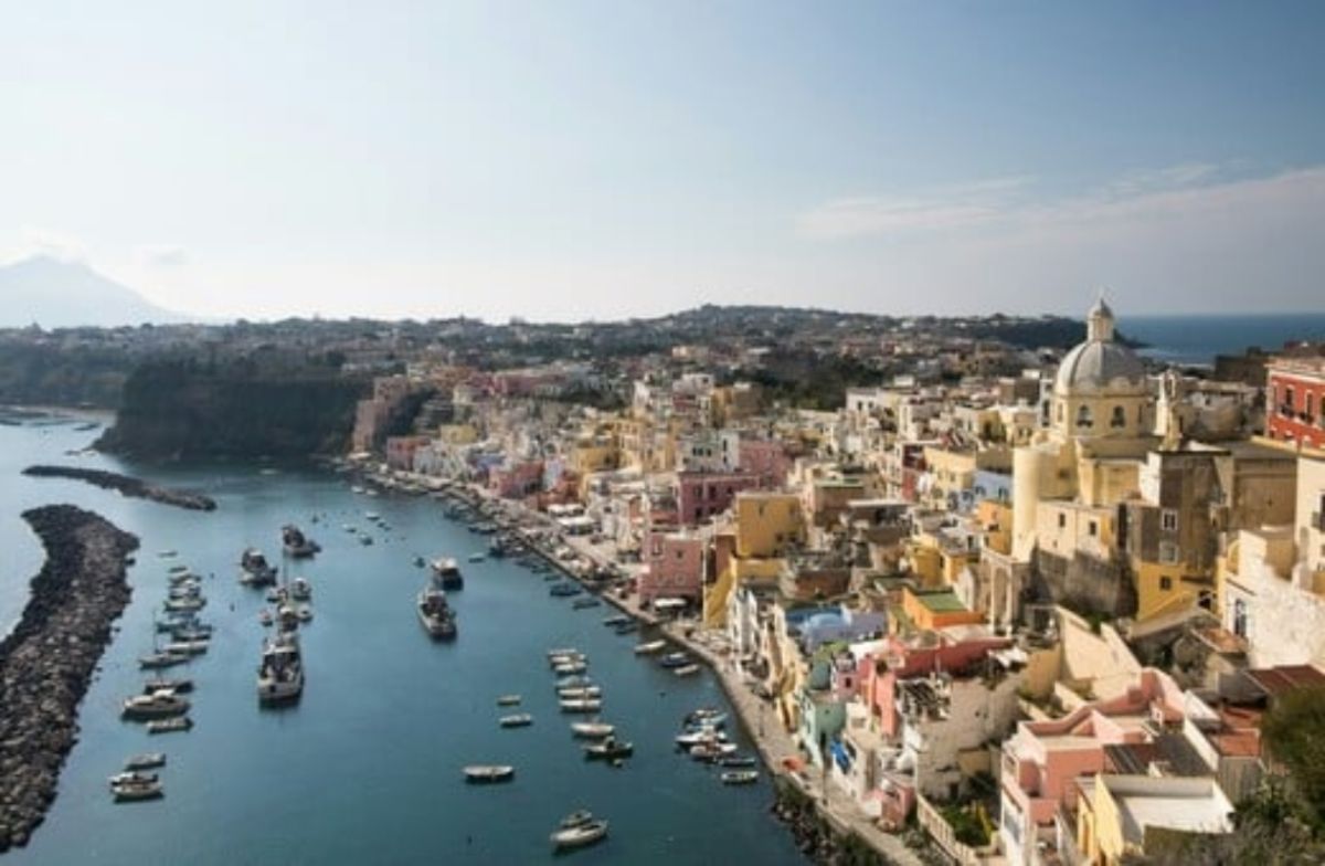 Η Ισπανία μετατρέπει 53.000 «παράνομα τουριστικά διαμερίσματα» σε μόνιμες κατοικίες για πολίτες