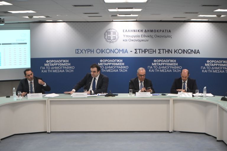 Πιερρακάκης: Κατάργηση προσωπικής διαφοράς και φοροελαφρύνσεις για συνταξιούχους και οικογένειες