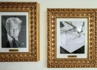 Πρωτοφανής κίνηση: Ο Τραμπ στη θέση του πορτρέτου του Μπάιντεν έβαλε ένα… στυλό Πρωτοφανής κίνηση: Ο Τραμπ στη θέση του πορτρέτου του Μπάιντεν έβαλε ένα… στυλό