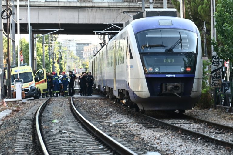 Τραγωδία στην Κωνσταντινουπόλεως: Συρμός του προαστιακού παρέσυρε και σκότωσε πεζό