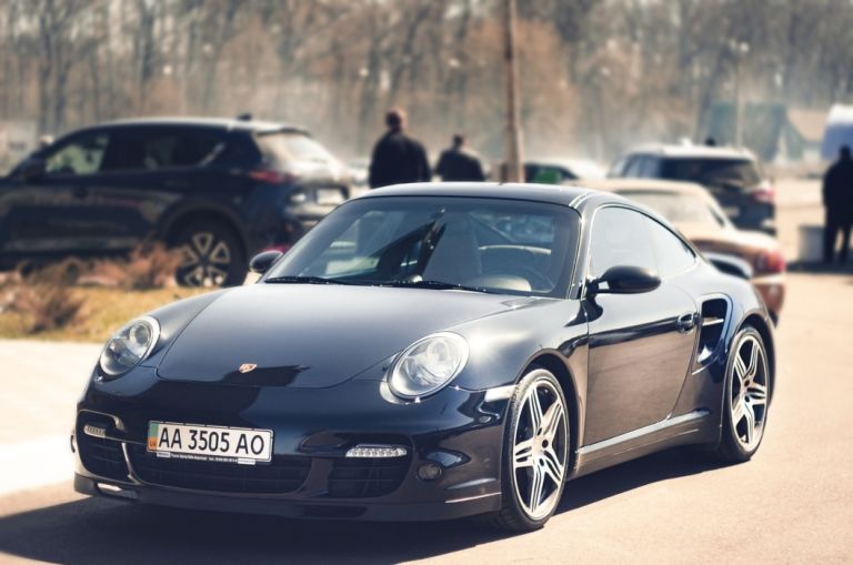 H Porsche αποσύρεται από την ηλεκτροκίνηση, ο όμιλος VW αναμένει πλήγμα 5,11 δισ. ευρώ