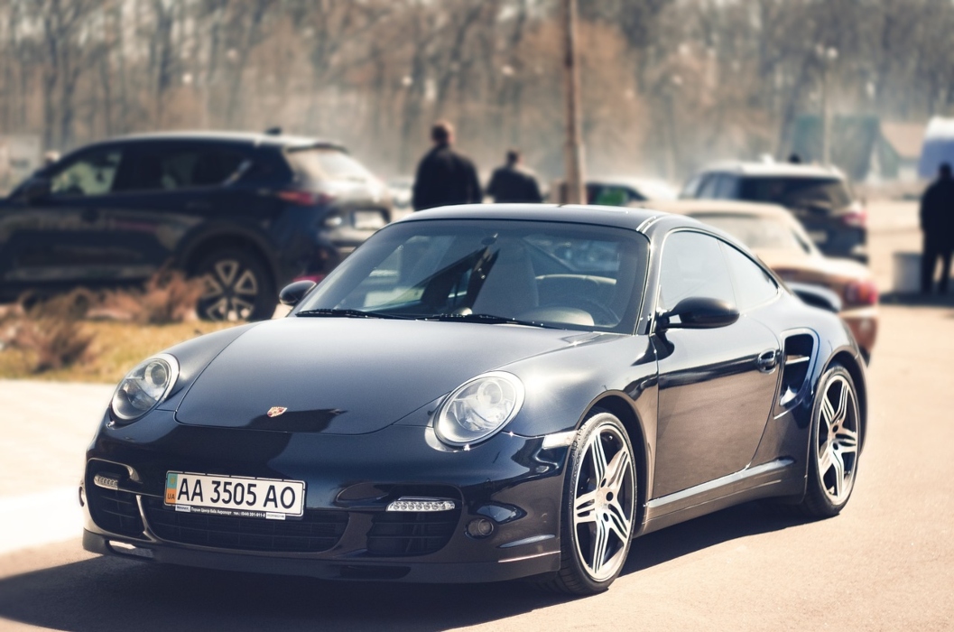 H Porsche αποσύρεται από την ηλεκτροκίνηση, ο όμιλος VW αναμένει πλήγμα 5,11 δισ. ευρώ