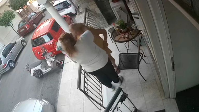 Η στιγμή που Ρομά αγκαλιάζει ηλικιωμένη και της αρπάζει την αλυσίδα – Η ανάρτηση του γιου του θύματος