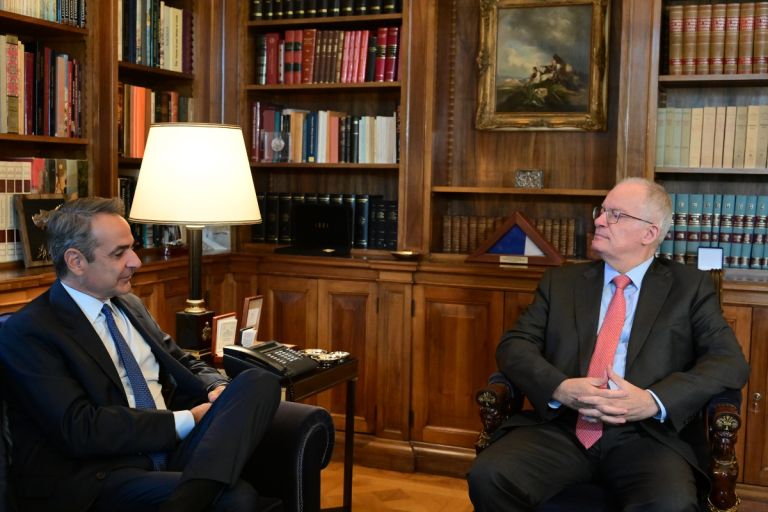 Κάθε ευρώ πίσω στην κοινωνία: Μήνυμα Μητσοτάκη για αναπτυξιακό πλεόνασμα και μισθούς