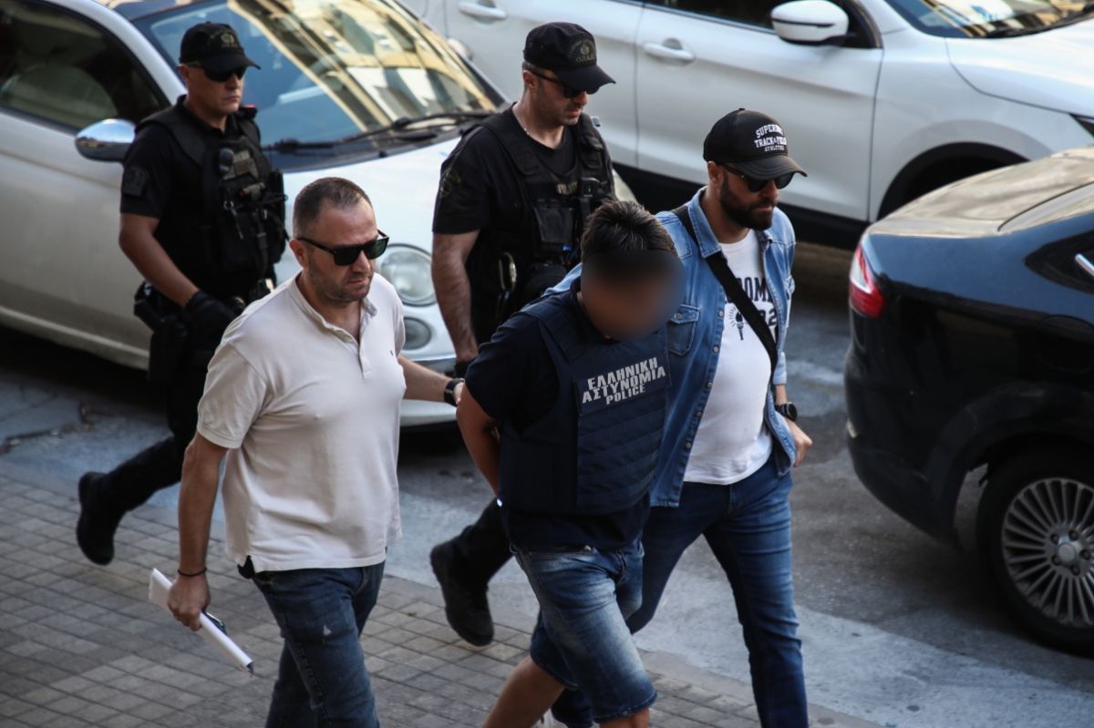 Θεσσαλονίκη: Με σκυμμένο το κεφάλι και αλεξίσφαιρο στον εισαγγελέα ο 50χρονος που έπνιξε την αδελφή του