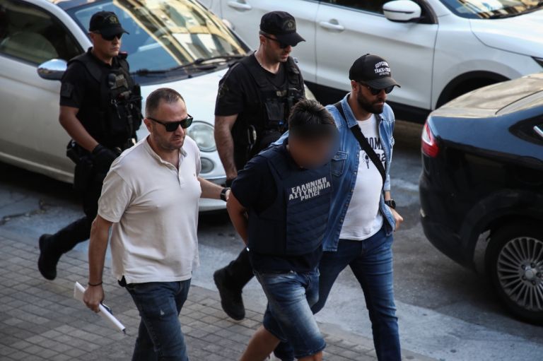 Θεσσαλονίκη: Με σκυμμένο το κεφάλι και αλεξίσφαιρο στον εισαγγελέα ο 50χρονος που έπνιξε την αδελφή του
