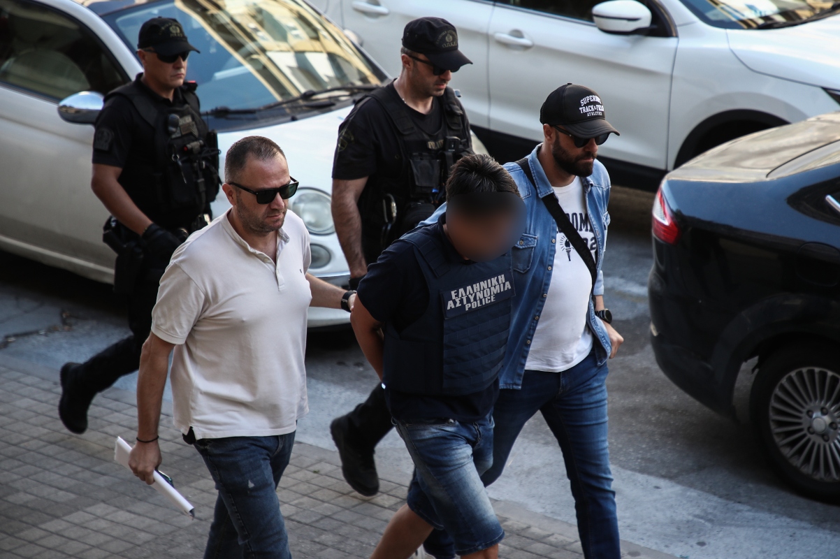 Θεσσαλονίκη: Με σκυμμένο το κεφάλι και αλεξίσφαιρο στον εισαγγελέα ο 50χρονος που έπνιξε την αδελφή του