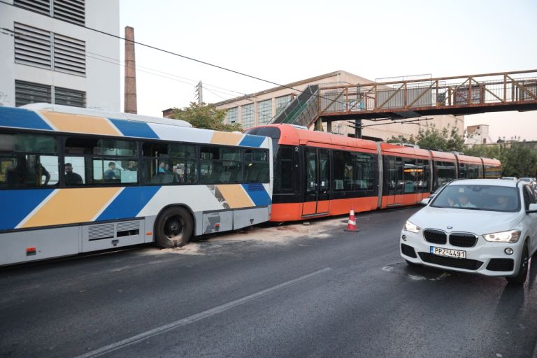 Τροχαίο στον Πειραιά: Λεωφορείο συγκρούστηκε με τραμ – 30 επιβάτες τραυματίστηκαν