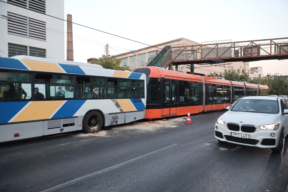 Τροχαίο στον Πειραιά: Λεωφορείο συγκρούστηκε με τραμ – 30 επιβάτες τραυματίστηκαν