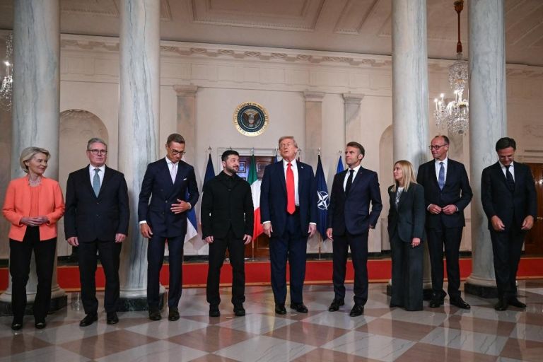 Politico: Η Ευρώπη πρέπει να προσέξει πόσο «κολακεύει» τον Trump
