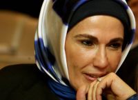 Εμινέ Ερντογάν: Από Εφηβική Εξέγερση σε Πολιτική Επιρροή και Κατηγορίες για Πολυτέλεια Εμινέ Ερντογάν: Από Εφηβική Εξέγερση σε Πολιτική Επιρροή και Κατηγορίες για Πολυτέλεια