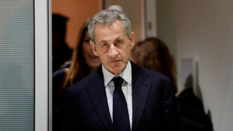 Νικολά Σαρκοζί: Το Κελί του, η Υποδοχή και τα Βιβλία που Πήρε στη Φυλακή La Santé