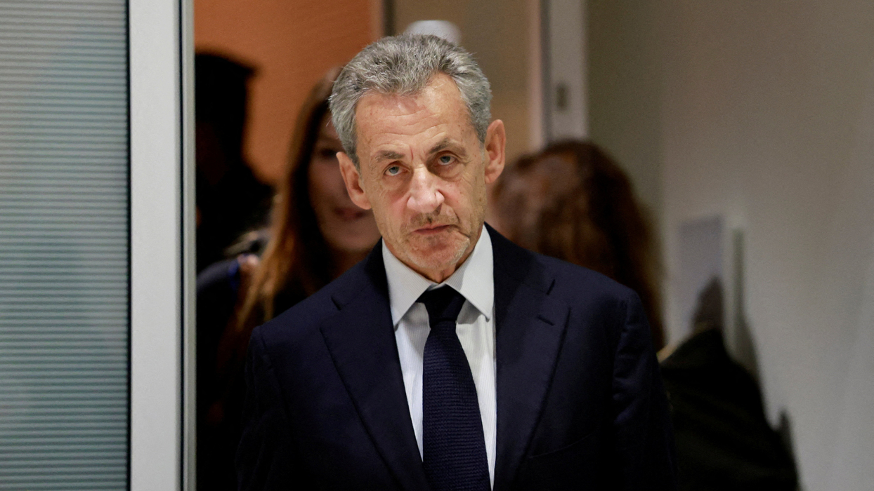 Νικολά Σαρκοζί: Το Κελί του, η Υποδοχή και τα Βιβλία που Πήρε στη Φυλακή La Santé