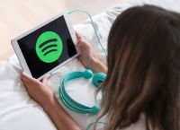 Το Spotify επιτρέπει πλέον στους χρήστες να «μιλούν» με τον AI DJ και μέσω γραπτών μηνυμάτων Το Spotify επιτρέπει πλέον στους χρήστες να «μιλούν» με τον AI DJ και μέσω γραπτών μηνυμάτων