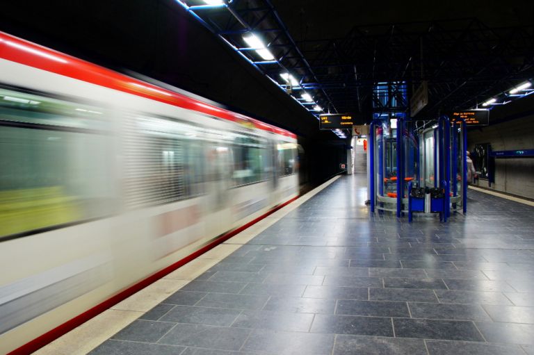 Νέα φονική τάση στο διαδίκτυο: Παιδιά σερφάρουν πάνω στα βαγόνια του Μετρό – Δύο νεκρές κοπέλες