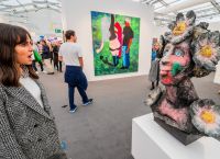 Frieze London 2025: Η Τέχνη Γίνεται Χρηματιστήριο Επιθυμιών – Πωλήσεις, Νέοι Συλλέκτες και Η Φωνή της Αθήνας Frieze London 2025: Η Τέχνη Γίνεται Χρηματιστήριο Επιθυμιών – Πωλήσεις, Νέοι Συλλέκτες και Η Φωνή της Αθήνας
