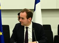 Λεκορνί: Αποκλείει την επιβολή προϋπολογισμού με διάταγμα και προτείνει νέο φόρο στις εταιρείες χαρτοφυλακίου Λεκορνί: Αποκλείει την επιβολή προϋπολογισμού με διάταγμα και προτείνει νέο φόρο στις εταιρείες χαρτοφυλακίου