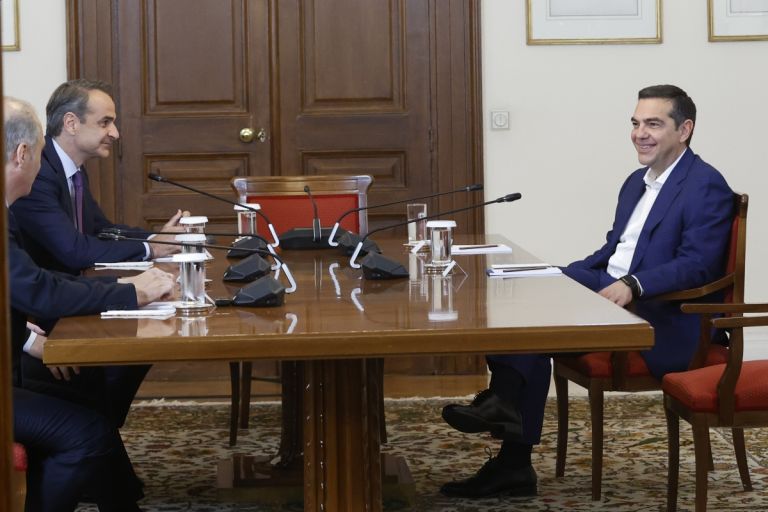 Η κυβέρνηση «διαβάζει» την επιστροφή Τσίπρα: τρία αδιέξοδα, ένα σωσίβιο και τα φαντάσματα του 2015