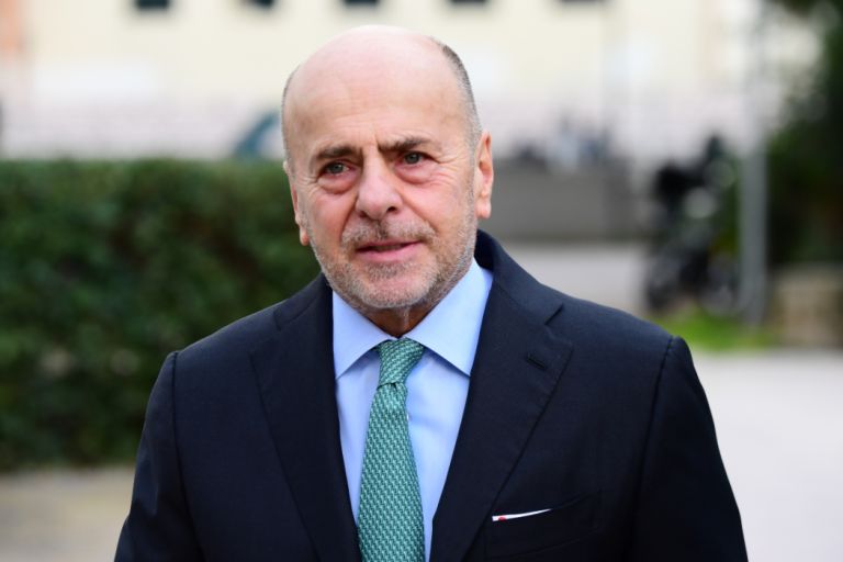 Χαμός στο Τριφύλλι! Οπαδοί του Παναθηναϊκού φωνάζουν: «Αλαφούζο πούλα – πάρτε το δίπλωμα από τον Κόντη»