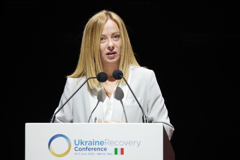 Η Τζόρτζια Μελόνι επαναφέρει τη φορολόγηση των τραπεζών
